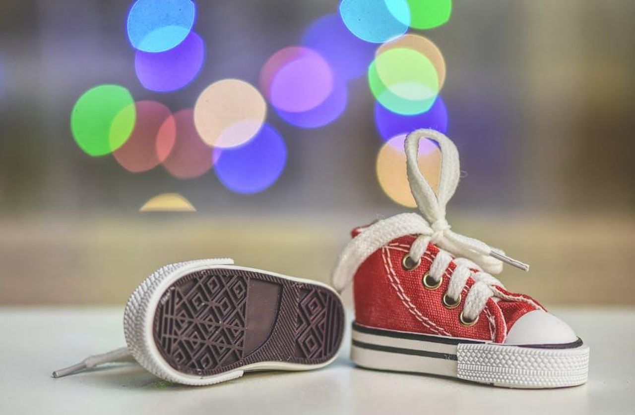 London_la_figlia_di_Paris_Hilton_gi_una_mini_diva_dbaqXIuuJn - Confidenze24 Source: Alexas Fotos - pexels - Charming red baby sneakers on a bokeh background, highlighting cute footwear design.