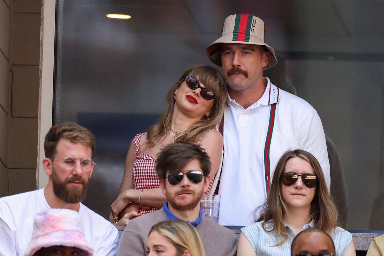 Look_preppy_allUS_Open_2024_Aet1pxtulw - Confidenze24 Source: CHARLY TRIBALLEAU/AFP via Getty Images - Getty Images - Taylor Swift e Travis Kelce all'US Open 2024