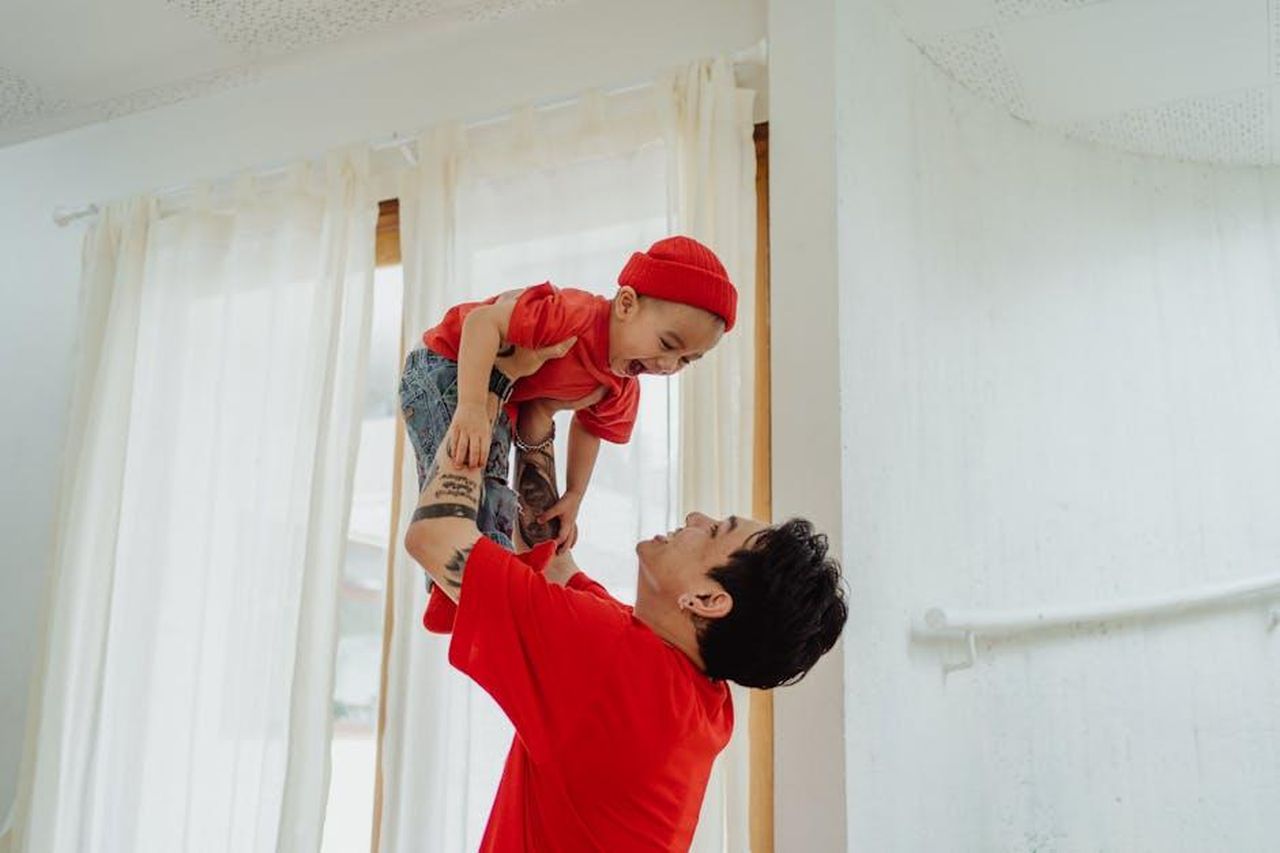 Lorgoglio_di_Naomi_Watts_per_Kai_1MrnR3NQgh - Confidenze24 Source: Ketut Subiyanto - pexels - A joyful moment between parent and child in a bright indoor setting.