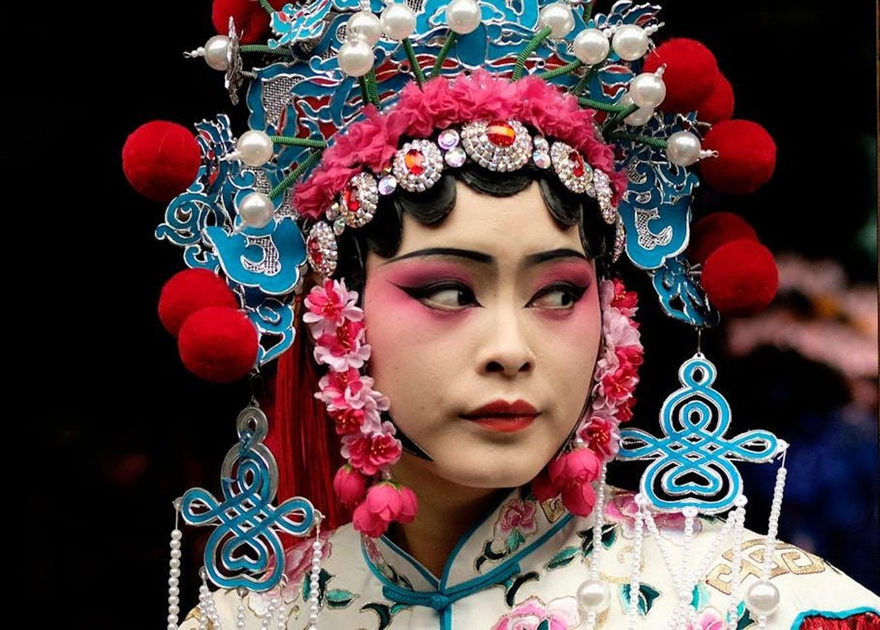 Lorna_Laidlaw_ha_avuto_conflitti_con_la_soap_riguardo_alla_rappresentazione_della_famiglia_Bailey_3VrMa140pb - Confidenze24 Source: DH 黄 - pexels - Close-up of a woman in traditional Asian attire with intricate makeup and headpiece.