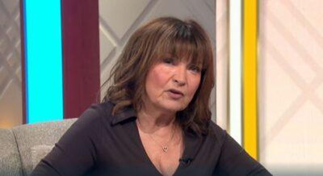Lorraine_Kelly_rivela_aggiornamenti_dopo_preoccupazioni_sul_suo_viso_m6DHCroOWo - Confidenze24 Lorraine Kelly rivela aggiornamenti dopo preoccupazioni sul suo viso Lorraine mentre conduce il suo show