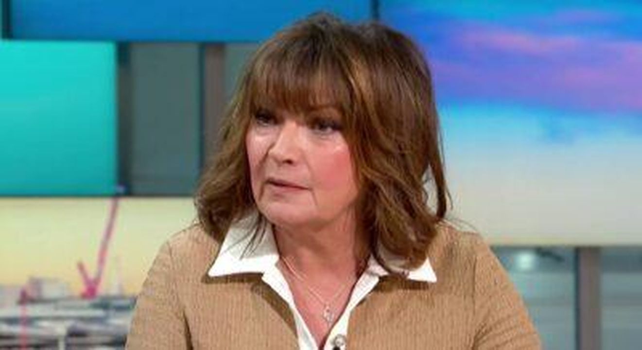 Lorraine_Kelly_si_scusa_dopo_un_errore_in_diretta_TV_FWpcFMs17g - Confidenze24 Source: ITV - - Lorraine Kelly sembra seria