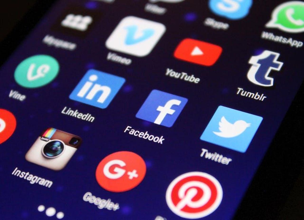 Lorraine_Kelly_sui_commenti_offensivi_sui_social_media_21ZMD0oAJ2 - Confidenze24 Source: Pixabay - pexels - Close-up of a smartphone screen showing various social media app icons such as Facebook and Twitter.