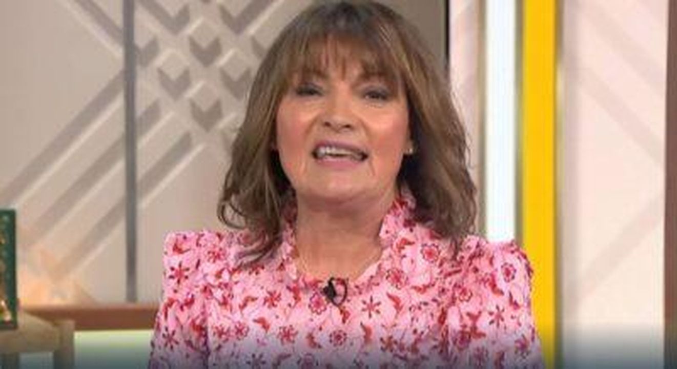 Lorraine_suscita_lamentele_con_il_commento_di_oggi_1xxLbAyvhh - Confidenze24 Source: ITV - - Lorraine Kelly mentre conduce il programma