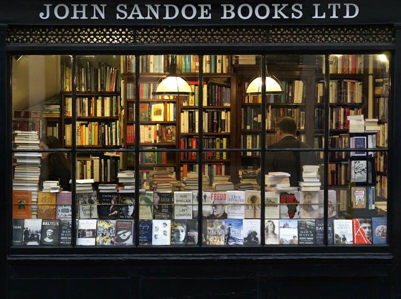 Lossessione_di_Esti_per_John_Cena_NSGXiy4FZe - Confidenze24 Source: Tuur Tisseghem - pexels - A cozy London bookstore showcasing various books through a classic window display.