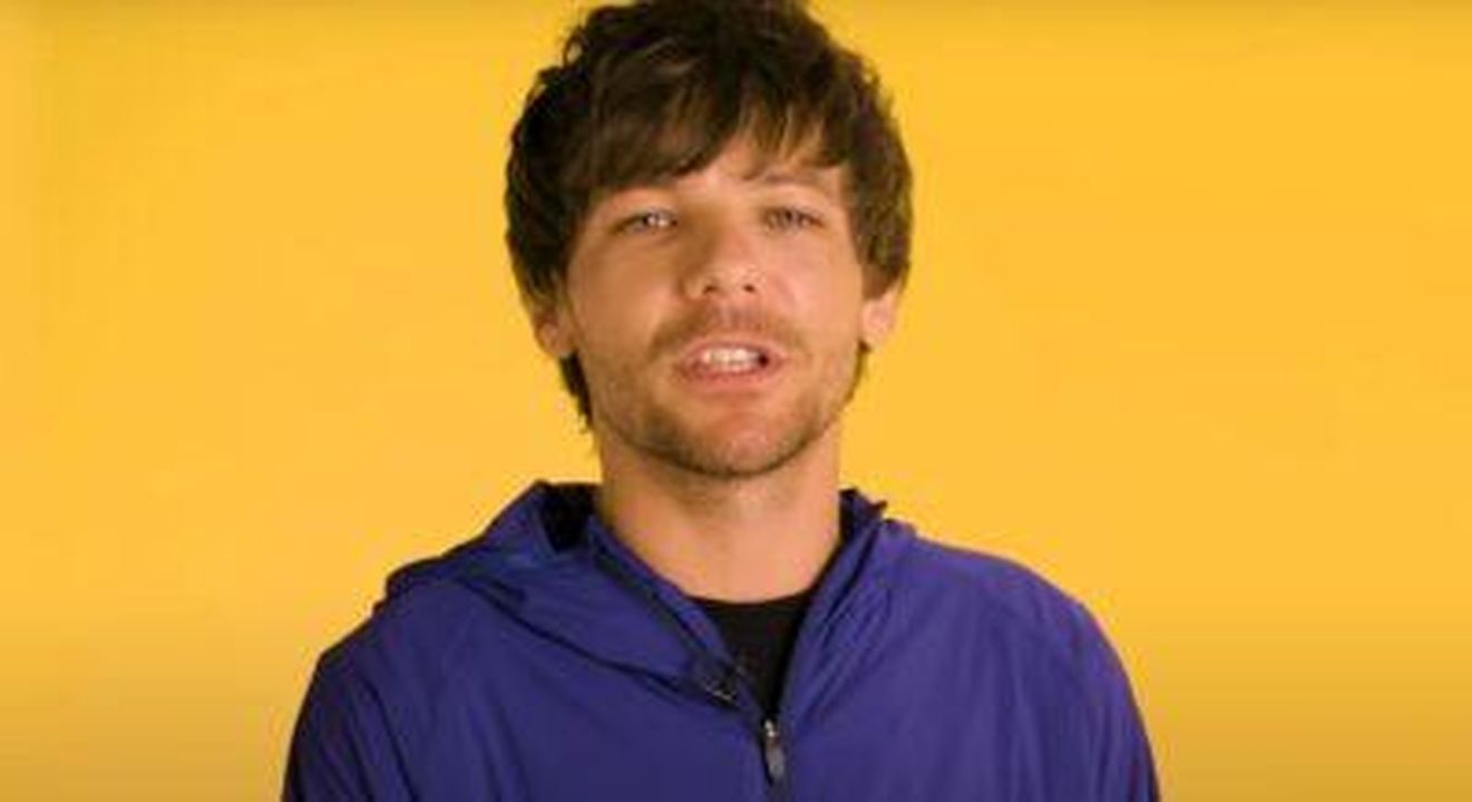 Louis_Tomlinson_su_come_le_canzoni_hanno_perso_significato_dopo_la_morte_della_madre_vABflFJAKk - Confidenze24 Source: YouTube - - Louis Tomlinson su uno sfondo giallo