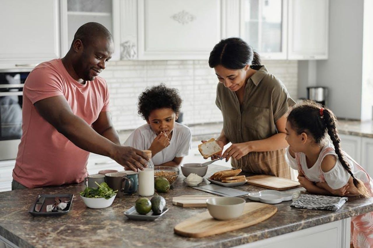 Louise_e_Jamie_accolgono_due_figli_1TmiBUl8aU - Confidenze24 Source: August de Richelieu - pexels - A joyful family enjoys preparing a healthy meal together in their modern kitchen.