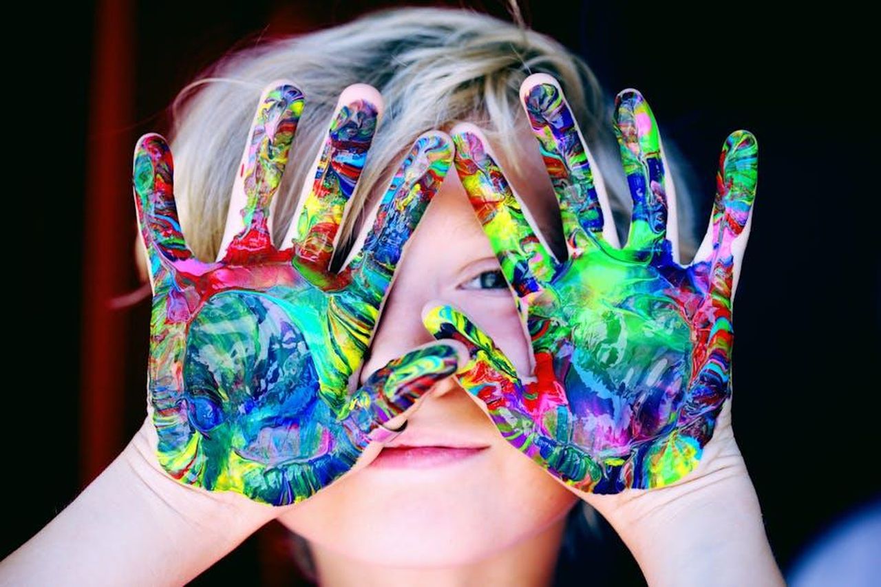 Louise_e_Jamie_accolgono_due_figli_9qTWoFAEiL - Confidenze24 Source: Alexander Grey - pexels - Vibrant close-up of a child's hands covered in colorful paint, expressing creativity and fun.
