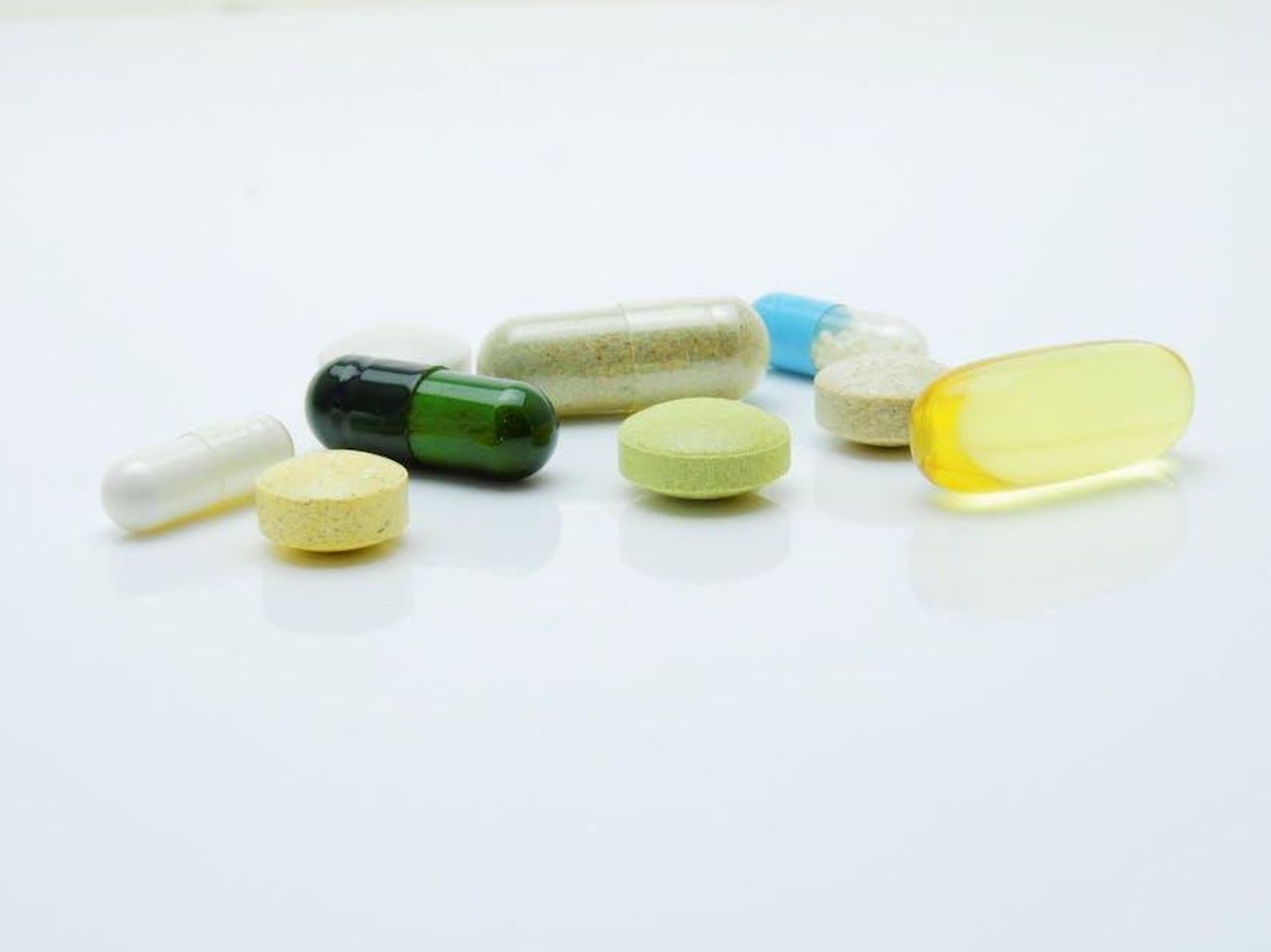 Louise_racconta_laumento_di_peso_dovuto_ai_farmaci_UXbhdAK6qu - Confidenze24 Source: Pixabay - pexels - Close-up of various pills and capsules arranged on a white surface, representing healthcare and medicine.