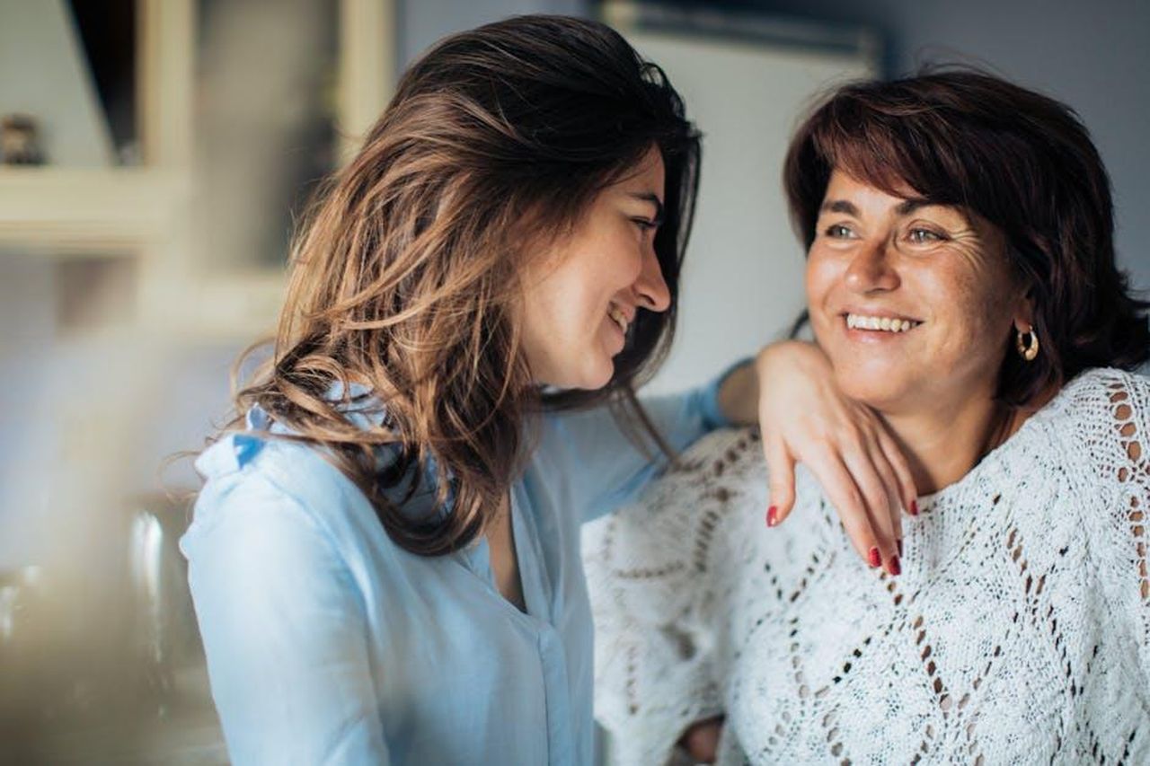 Lultimo_desiderio_di_Hannah_Skd5hGWcjq - Confidenze24 Source: Elina Fairytale - pexels - Happy mother and daughter enjoying time together indoors, capturing love and connection.