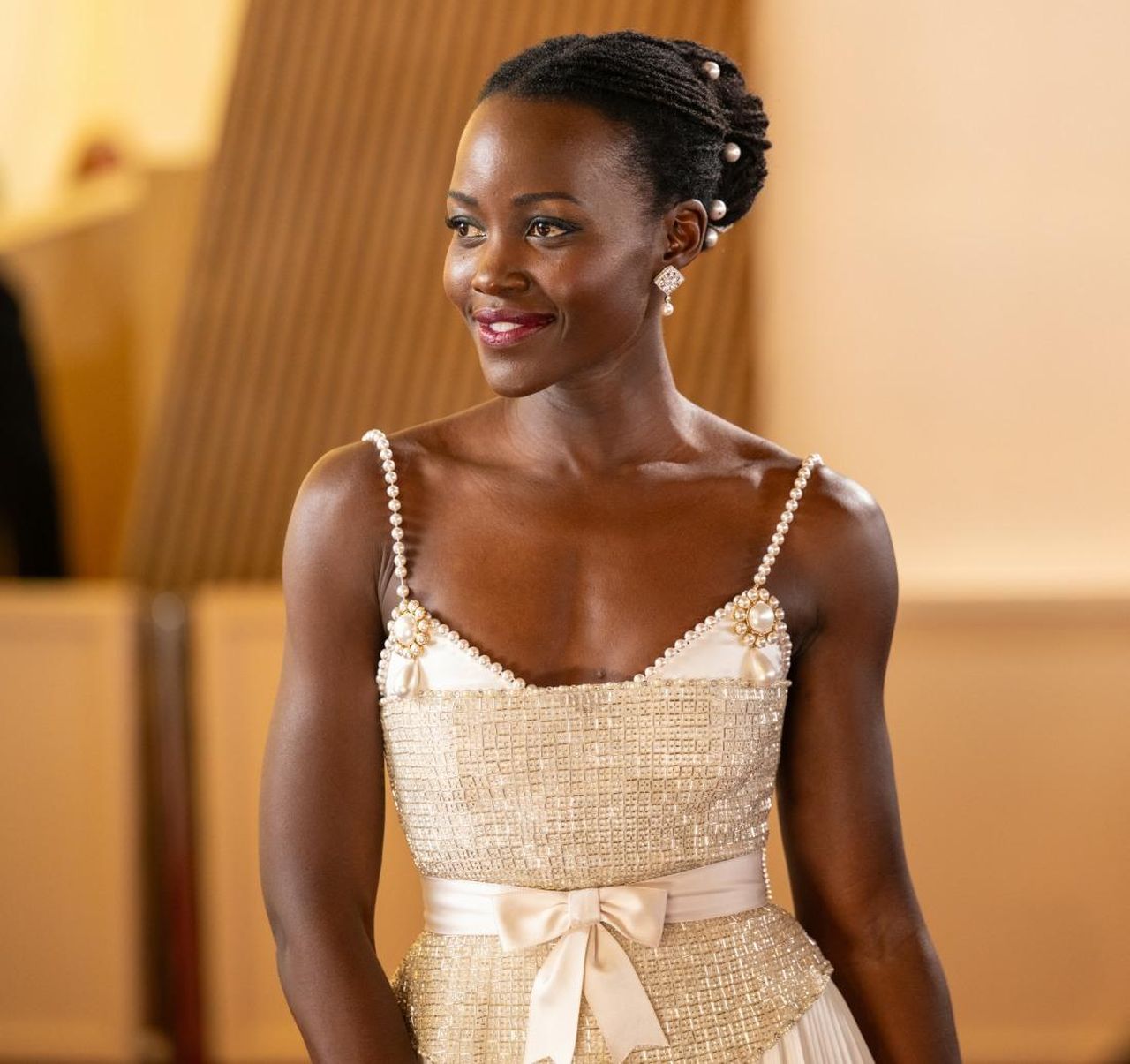 Lupita_Nyongo_e_il_suo_abito_Chanel_agli_Oscar_DQBnq3bRsX - Confidenze24 Lupita Nyong’o e il suo abito Chanel agli Oscar Lupita Nyong’o in abito Chanel agli Oscar 2025