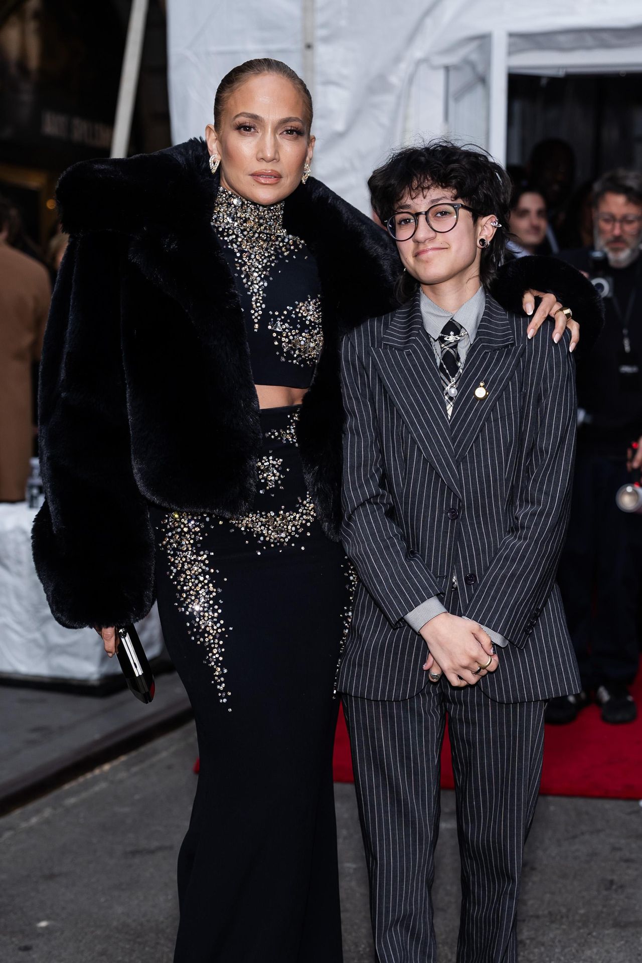 Luscita_di_Jennifer_Lopez_e_Emme_a_Broadway_fwn0pLxnYe - Confidenze24 Source: TheStewartofNY/GC Images - Closer Weekly - Jennifer Lopez e il figlio Emme durante l'uscita a Broadway