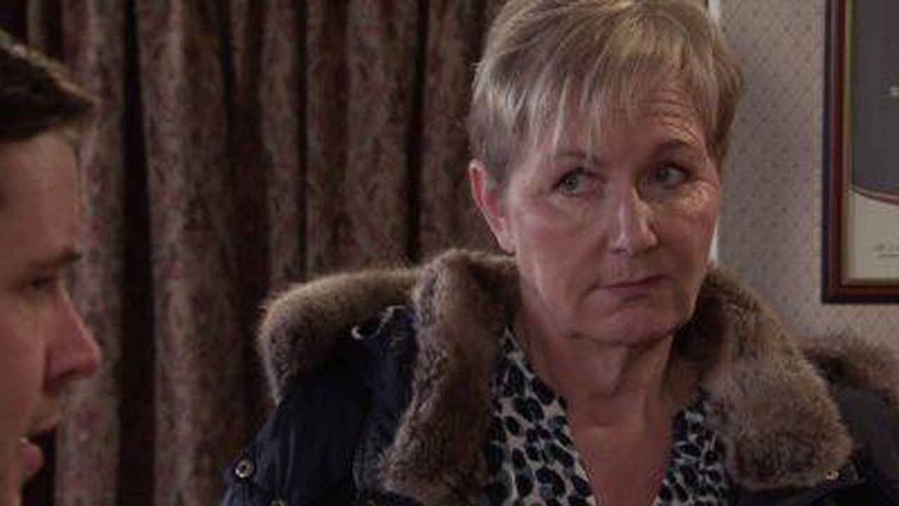 Luscita_di_Sue_Cleaver_come_Eileen_Grimshaw_Ru0hTxstDt - Confidenze24 Source: ITV - - Eileen Grimshaw in Coronation Street