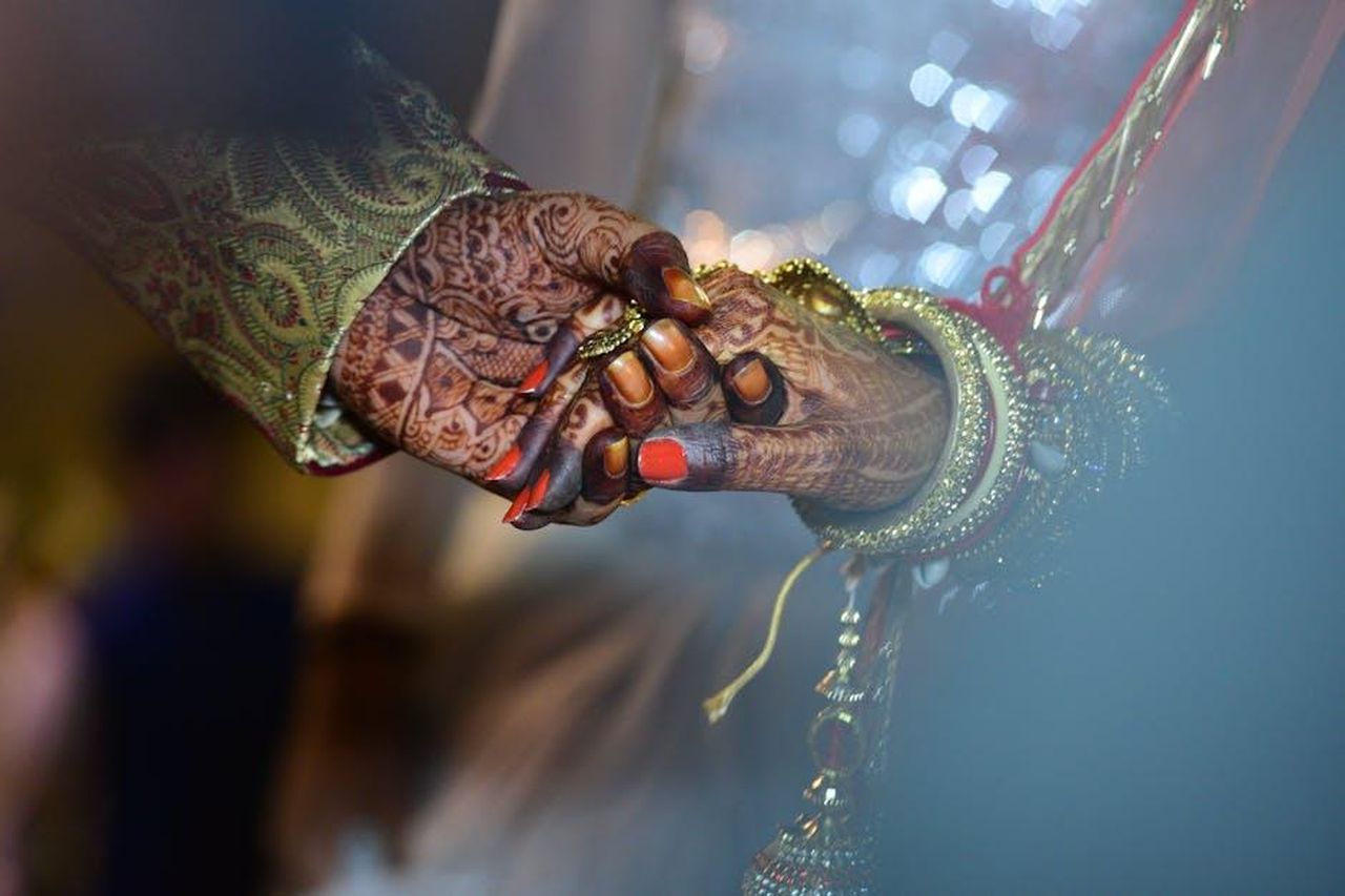 Maggio_2023_Brady_e_Shayk_si_incontrano_mvntYWUaa3 - Confidenze24 Source: viresh studio - pexels - A beautiful capture of mehndi-decorated hands symbolizing love and tradition in a wedding ceremony.