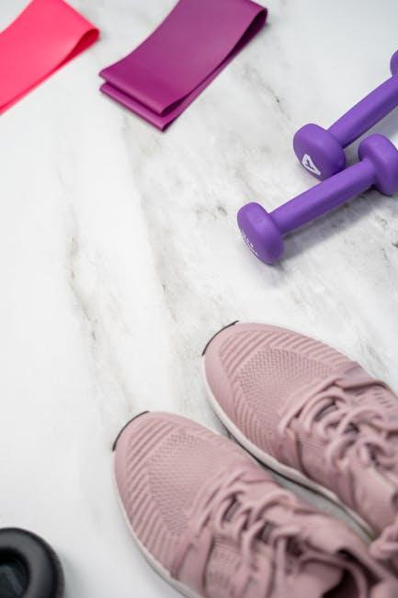 Mantenere_i_risultati_6Vkkes8Oec - Confidenze24 Source: cottonbro studio - pexels - Flat lay of pastel pink fitness gear including sneakers and dumbbells on marble texture.