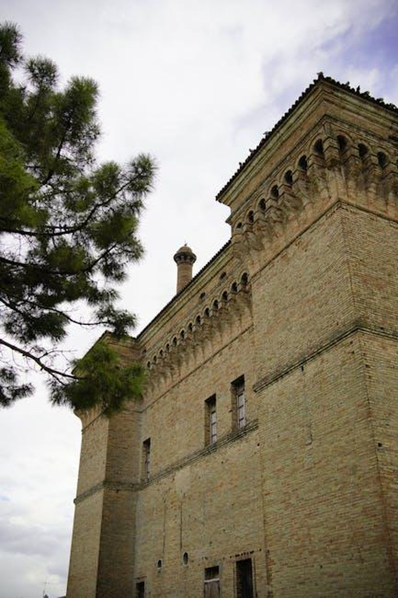 Marisa_Abela_indossa_Emilia_Wickstead_UbXtuAgBsS - Confidenze24 Source: Giuseppe Di Maria - pexels - A low angle view of a historic castle in Castiglione di Ravenna, Italy with cloudy sky.