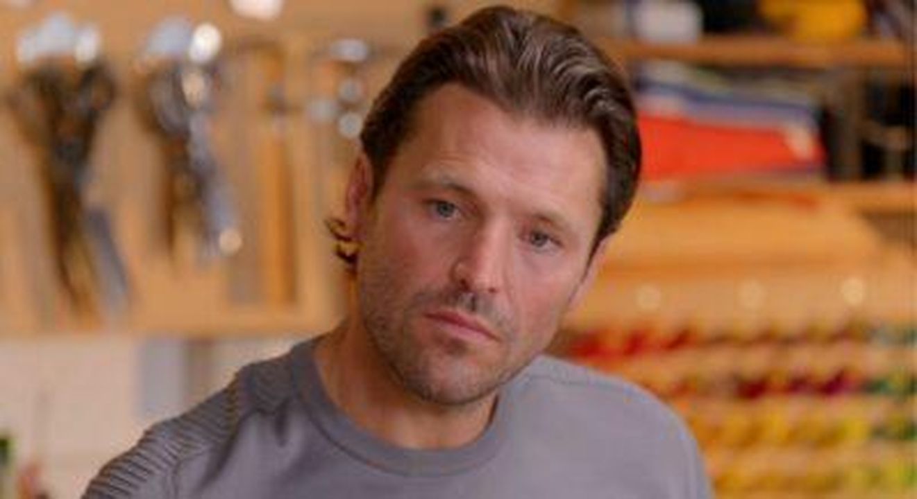 Mark_Wright_aiuta_una_donna_a_ristrutturare_la_sua_casa_qus5EUn2ZL - Confidenze24 Source: BBC - - Mark Wright che sembra serio su Clean It Fix It
