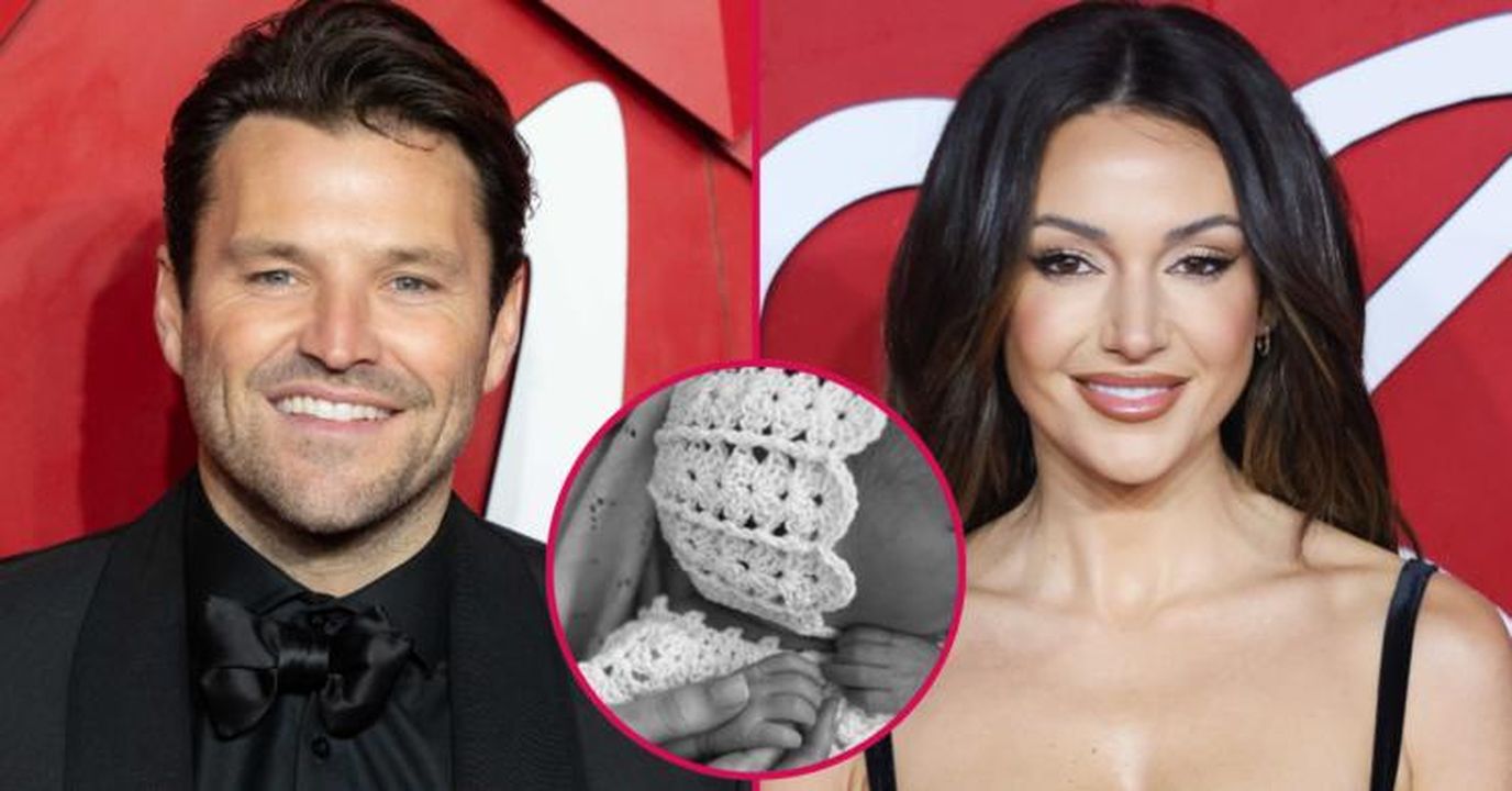 Mark_Wright_si_apre_sulla_nascita_di_Palma_al_lavoro_mXkFBtS2xE - Confidenze24 Mark Wright si apre sulla nascita di Palma al lavoro Mark Wright sorridente con un sfondo rosso