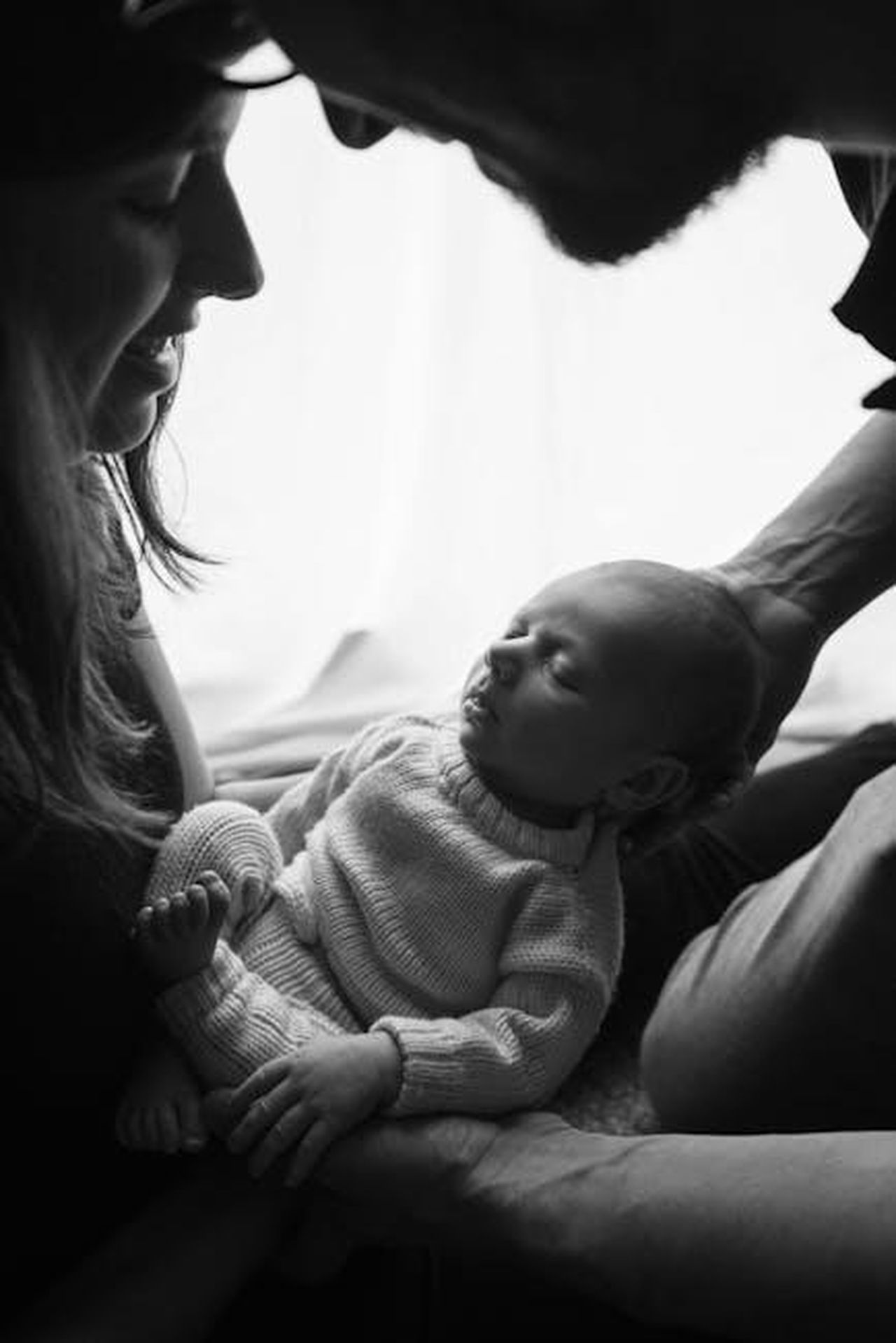 Mark_dice_che_essere_pap__la_sensazione_migliore_di_sempre_qm4fNNEZ2i - Confidenze24 Source: Natalia Olivera - pexels - Black and white close-up of parents lovingly holding their newborn baby indoors.