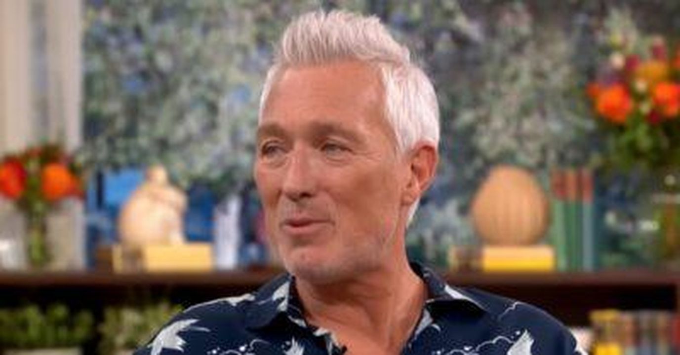 Martin_Kemp_racconta_laggressione_spaventosa_dei_tempi_di_EastEnders_SVocucYPaO - Confidenze24 Source: YouTube - - Martin Kemp in una maglietta blu su This Morning