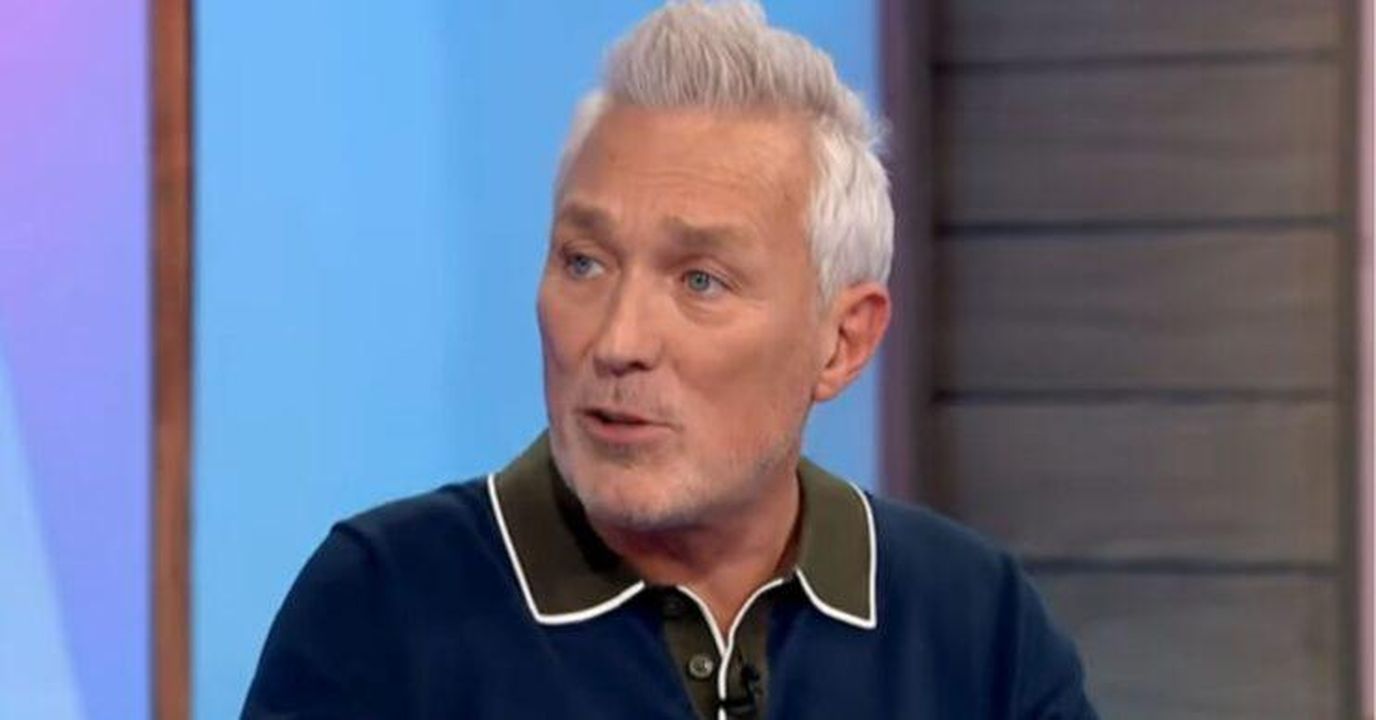 Martin_Kemp_racconta_laggressione_spaventosa_dei_tempi_di_EastEnders_jB0K4Ji5bw - Confidenze24 Martin Kemp racconta l'aggressione spaventosa dei tempi di EastEnders Screenshot di Martin Kemp con espressione preoccupata