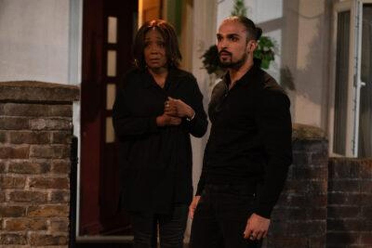 Martin_muore_nellanniversario_di_EastEnders_wC2P0gvXwe - Confidenze24 Source: BBC - - Denise è tornata con Jack