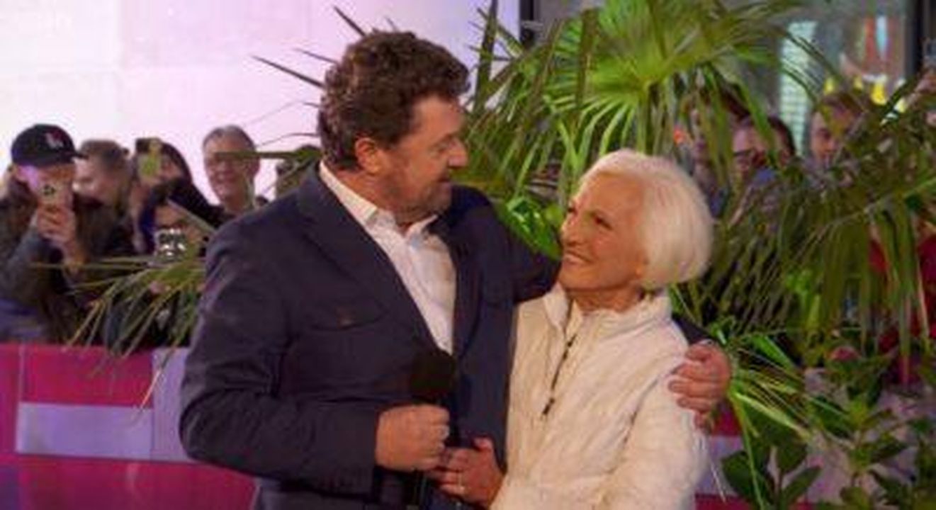 Mary_Berry_celebra_il_suo_90_compleanno_su_The_One_Show_x6THzKqnpR - Confidenze24 Mary Berry celebra il suo 90° compleanno su The One Show Michael Ball abbraccia Mary Berry