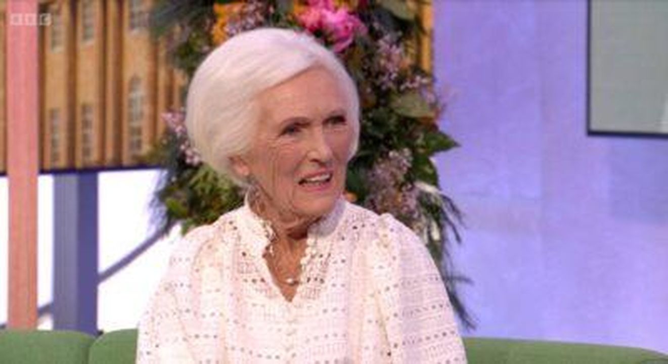 Mary_Berry_celebra_il_suo_90_compleanno_su_The_One_Show_yn36nnxE7h - Confidenze24 Mary Berry celebra il suo 90° compleanno su The One Show Mary Berry appare su The One Show per festeggiare il suo 90° compleanno