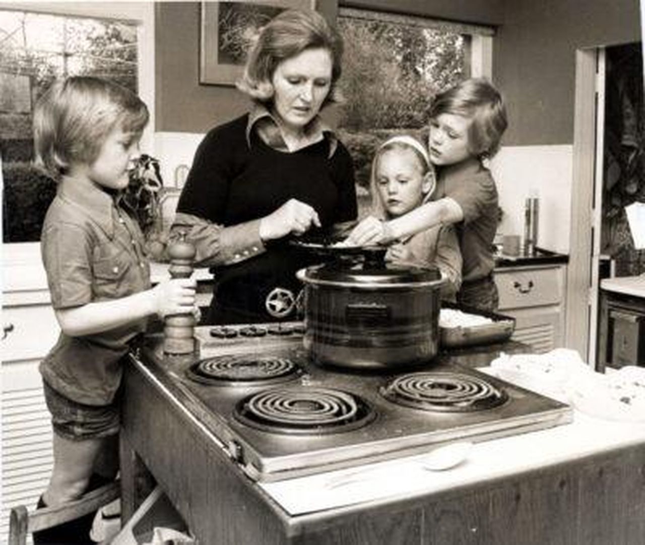 Mary_Berry_sulla_perdita_del_figlio_William_28jMOuwOyX - Confidenze24 Source: Hart/Evening News - Shutterstock - Mary Berry con i suoi figli