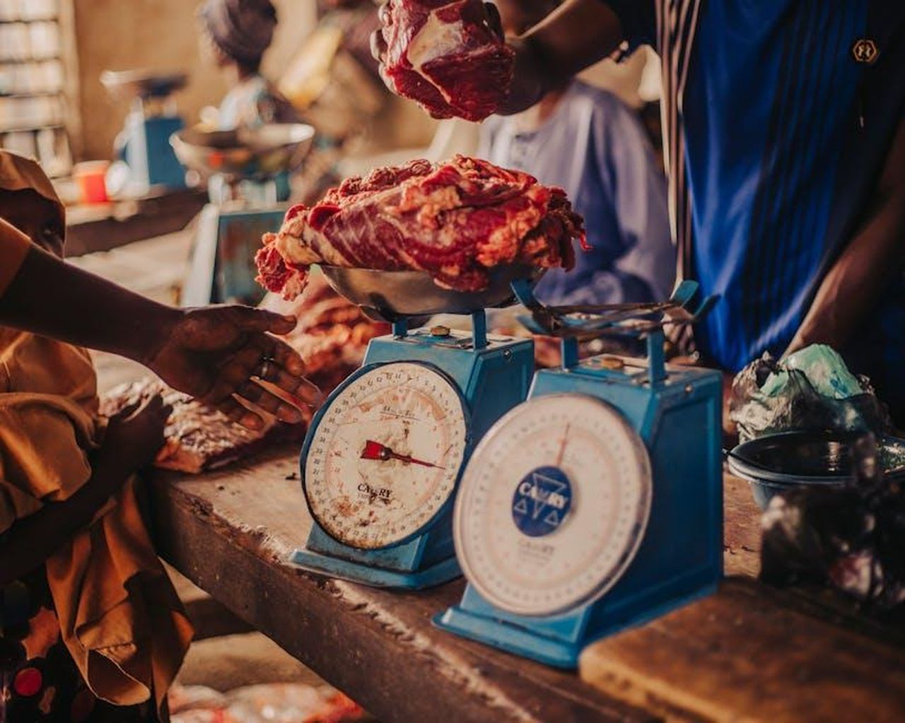 Maya_Jama_si_scaglia_contro_Gary_Lineker_25TChbxcgV - Confidenze24 Source: Deesarkee photos - pexels - A bustling market with fresh meat being weighed on traditional scales.