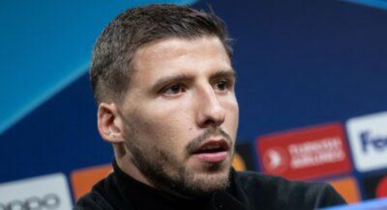 Maya_Jama_supporta_Ruben_Dias_alla_partita_del_Manchester_City_WHFg2brMsq - Confidenze24 Source: CoverImages.com - - Ruben Dias durante una conferenza stampa