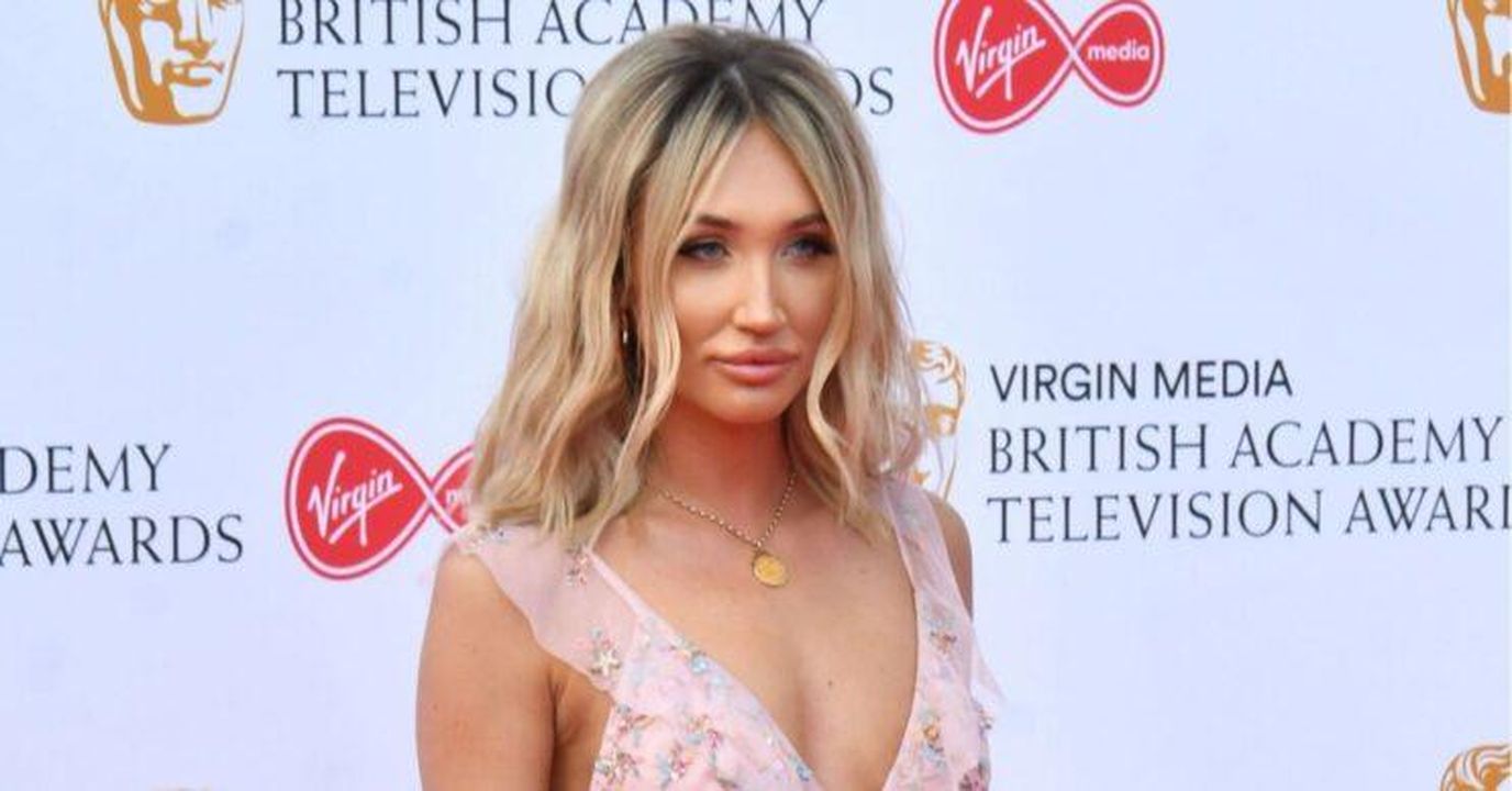 Megan_McKenna_corre_in_ospedale_con_il_suo_bambino_fdyr9oRUO5 - Confidenze24 Megan McKenna corre in ospedale con il suo bambino Megan McKenna indossa un vestito floreale
