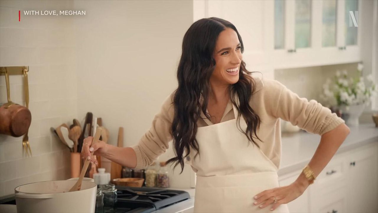 Meghan_Markle_e_il_suo_impatto_sulle_classifiche_di_Netflix_6L7hYjjdmW - Confidenze24 Meghan Markle e il suo impatto sulle classifiche di Netflix Clip di 'With Love, Meghan'
