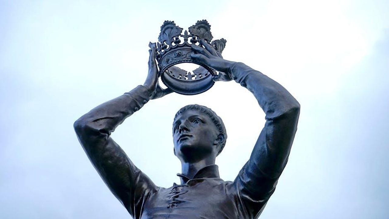Meghan_e_la_sua_popolarit_a4xGrwzIXj - Confidenze24 Source: Mike Bird - pexels - Bronze statue of a figure holding a crown aloft, located outdoors in Warwickshire, England.