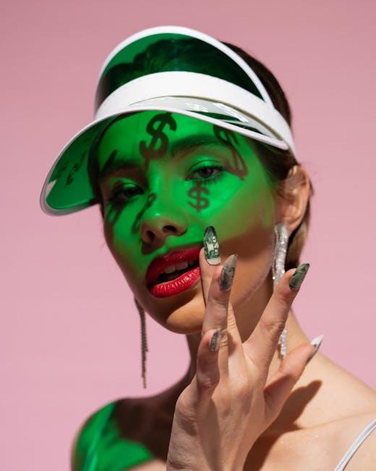 Meghan_non__una_diva_oNKkiQnKXz - Confidenze24 Source: cottonbro studio - pexels - Stylish portrait of a woman with dollar sign shadow art in minimalistic pink background.