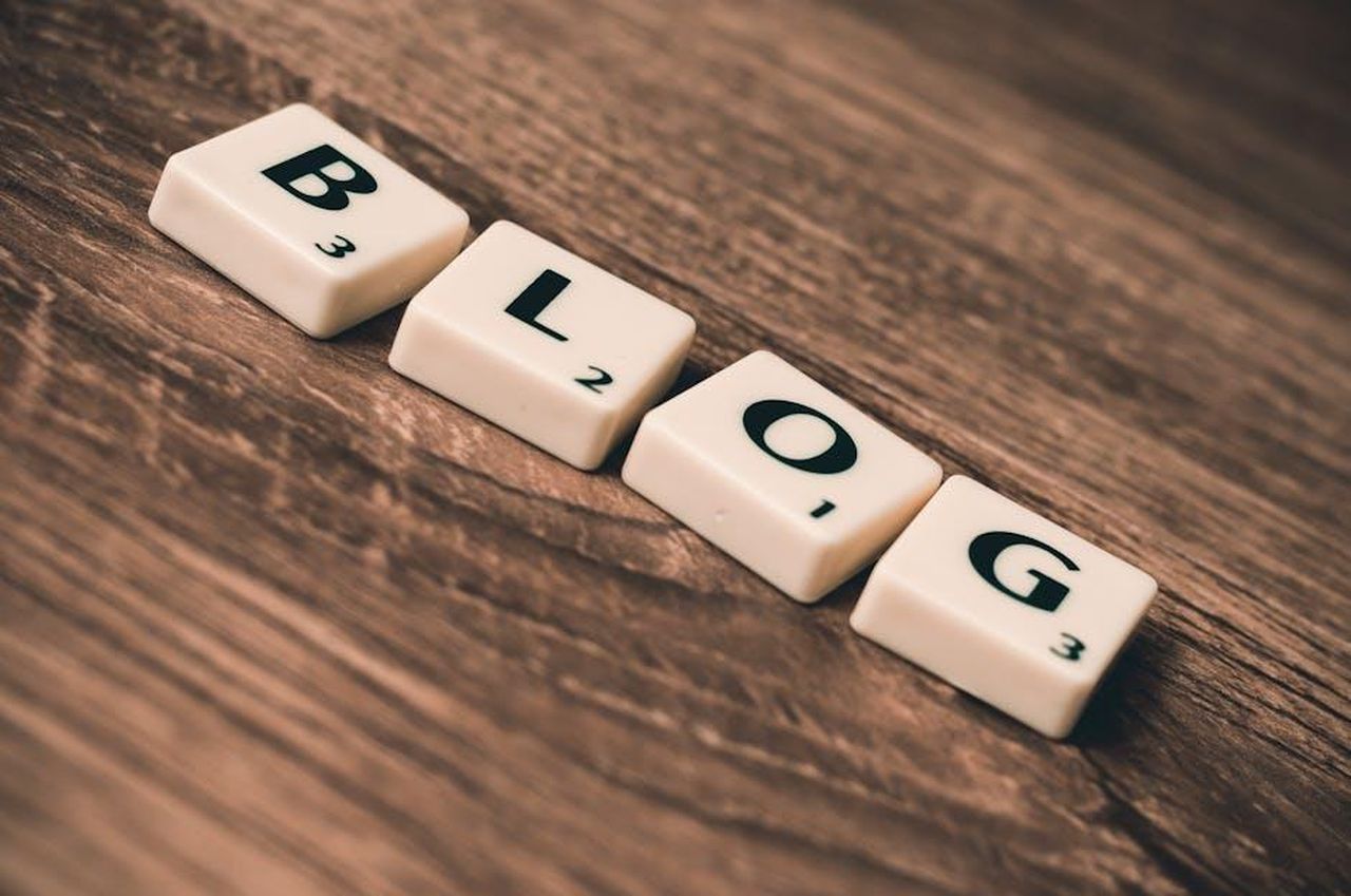 Melvin_condivide_il_suo_successo_sui_social_k2xricyWWn - Confidenze24 Source: Pixabay - pexels - Scrabble tiles spelling 'BLOG' on a wooden background, symbolizing creativity and writing.