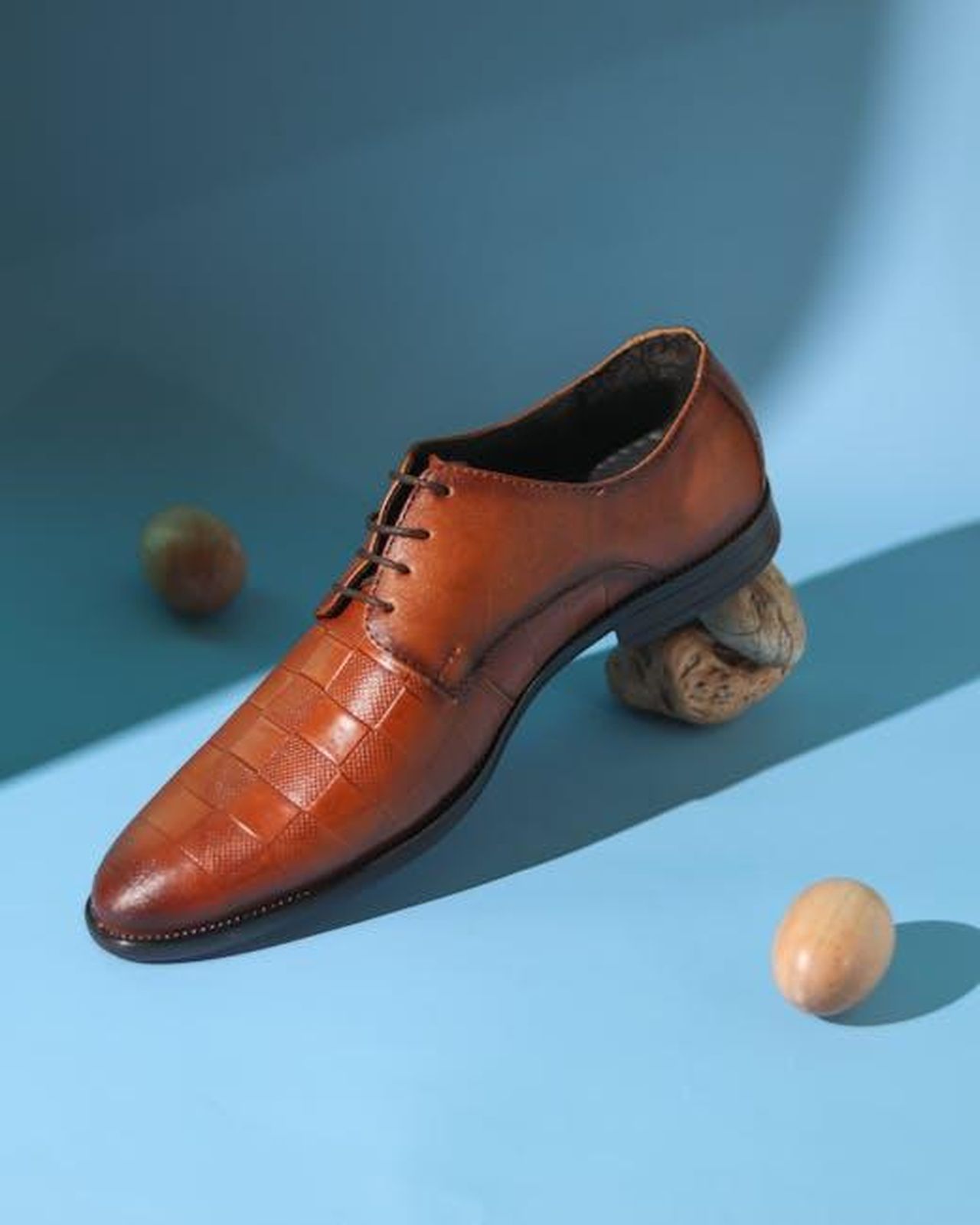 Mens_Pickleball_Collection_abbigliamento_per_uomini_tqeqhccHWm - Confidenze24 Source: Rohit Sharma - pexels - Studio shot of a stylish brown leather men's shoe on a blue backdrop with nuts.