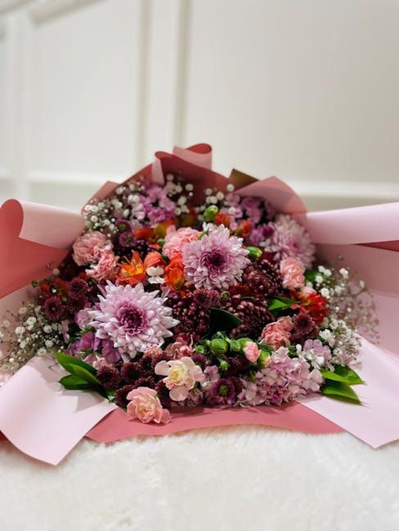 Messaggi_damore_per_Grace_ORZ7Gfyqr7 - Confidenze24 Source: Sümçiğ - pexels - Beautiful bouquet with pink roses and chrysanthemums, perfect for special occasions.