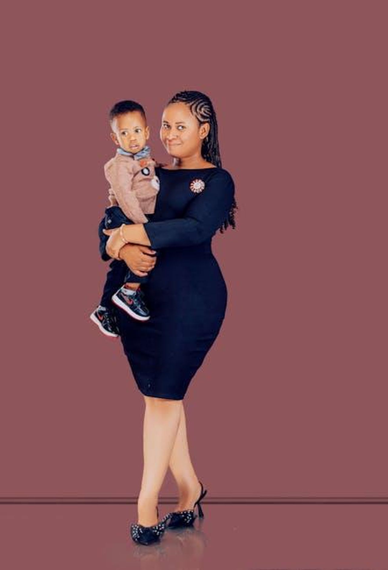 Mi_manca_quel_sentimento_di_amore_incondizionato_IQsbEqhLRM - Confidenze24 Source: Mika Photogenius - pexels - Elegant portrait of a mother holding her child against a warm background.