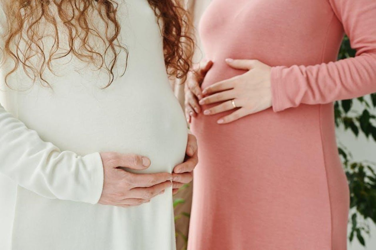 Michelle_Keegan_e_Mark_Wright_avevano_gi_parlato_di_avere_un_bambino_GNA19s37Xp - Confidenze24 Source: Matilda Wormwood - pexels - Two expectant women gently holding their pregnant bellies, symbolizing motherhood and maternity.