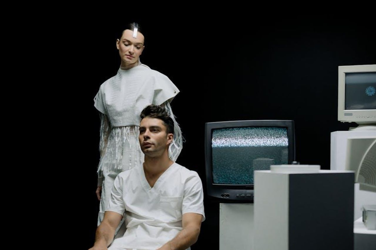 Michelle_Keegan_sul_futuro_di_Ten_Pound_Poms_igDaADyp4b - Confidenze24 Source: cottonbro studio - pexels - Futuristic fashion scene with a man and woman in a minimalist lab-like setting.