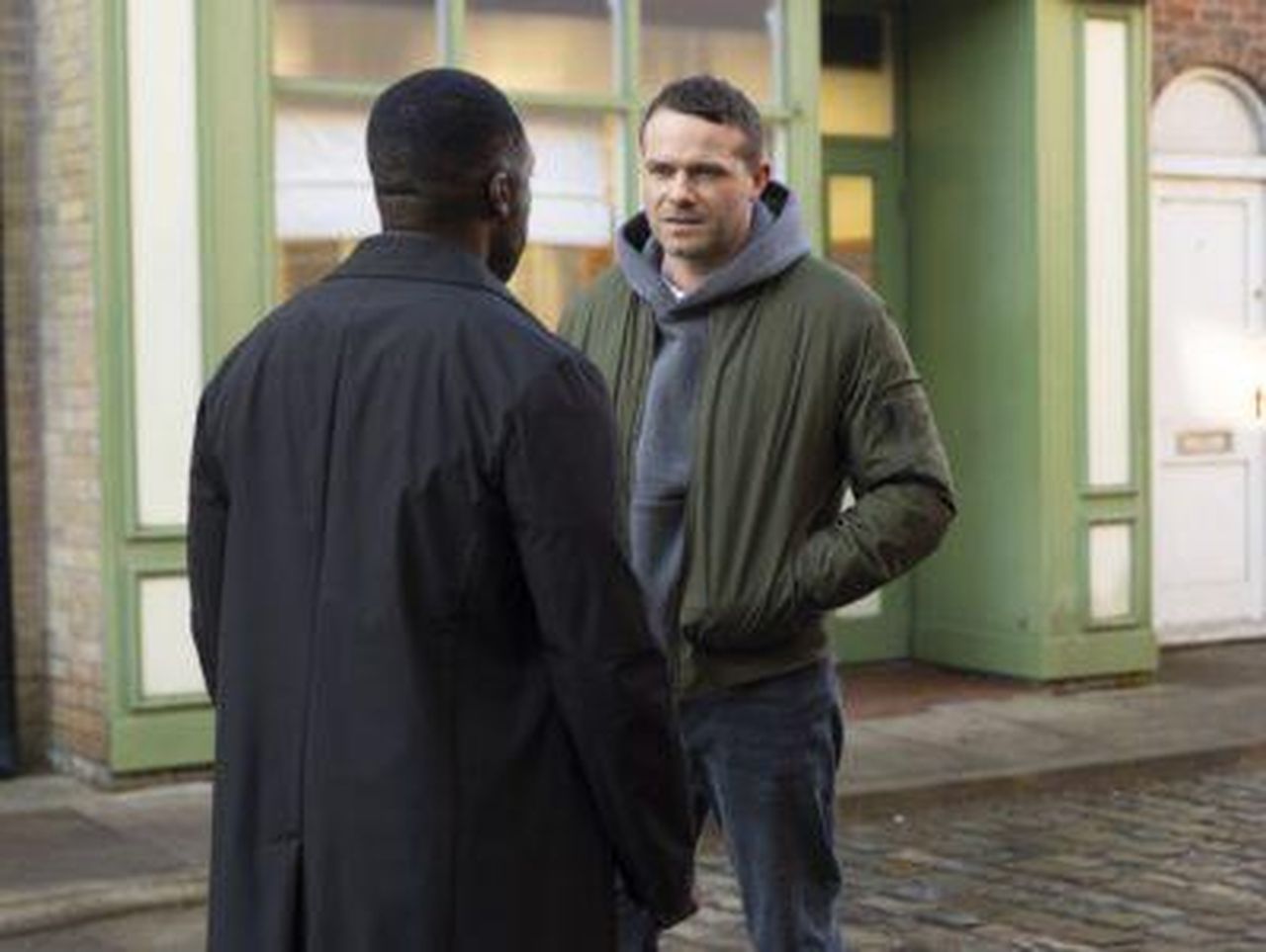 Mick_infastidisce_Ronnie_tI9Lc1lt1D - Confidenze24 Mick infastidisce Ronnie Mick e Ronnie di Coronation Street si guardano