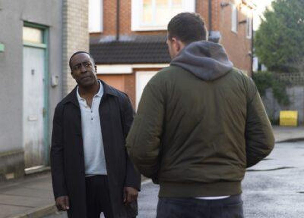 Mick_infastidisce_Ronnie_ueCOXNhLdn - Confidenze24 Mick infastidisce Ronnie Ronnie affronta Mick di Coronation Street
