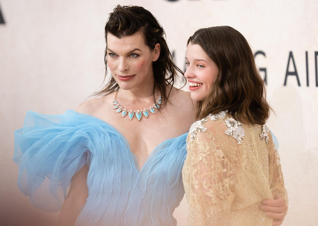 Milla_Jovovich_e_la_sua_dolce_dedica_a_Ever_OPoGRD8ElP - Confidenze24 Source: Samir Hussein/WireImage - WireImage - Milla Jovovich e Ever Anderson all'amfAR Gala Cannes 2022.