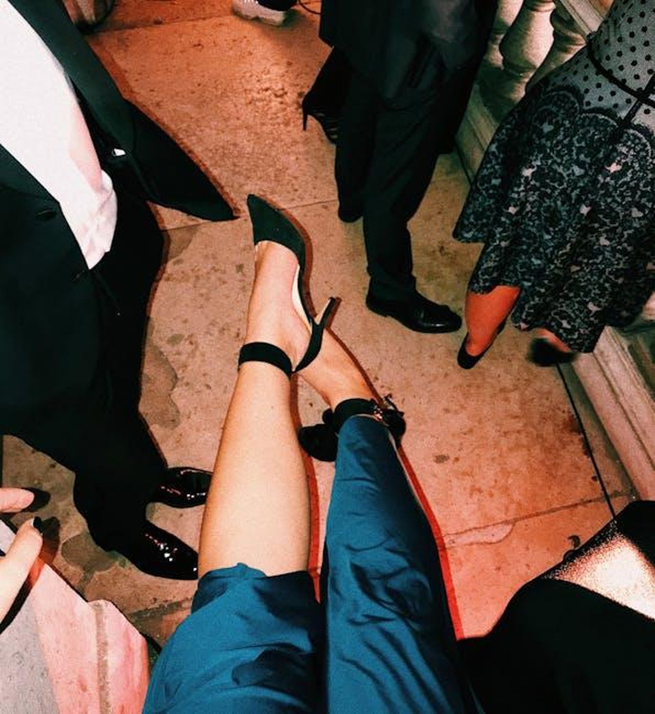 Milla_un_marchio_in_crescita_di_abiti_da_sera_30VohStKq2 - Confidenze24 Source: julie aagaard - pexels - Chic evening gathering in Paris showcasing elegant footwear and fashion.