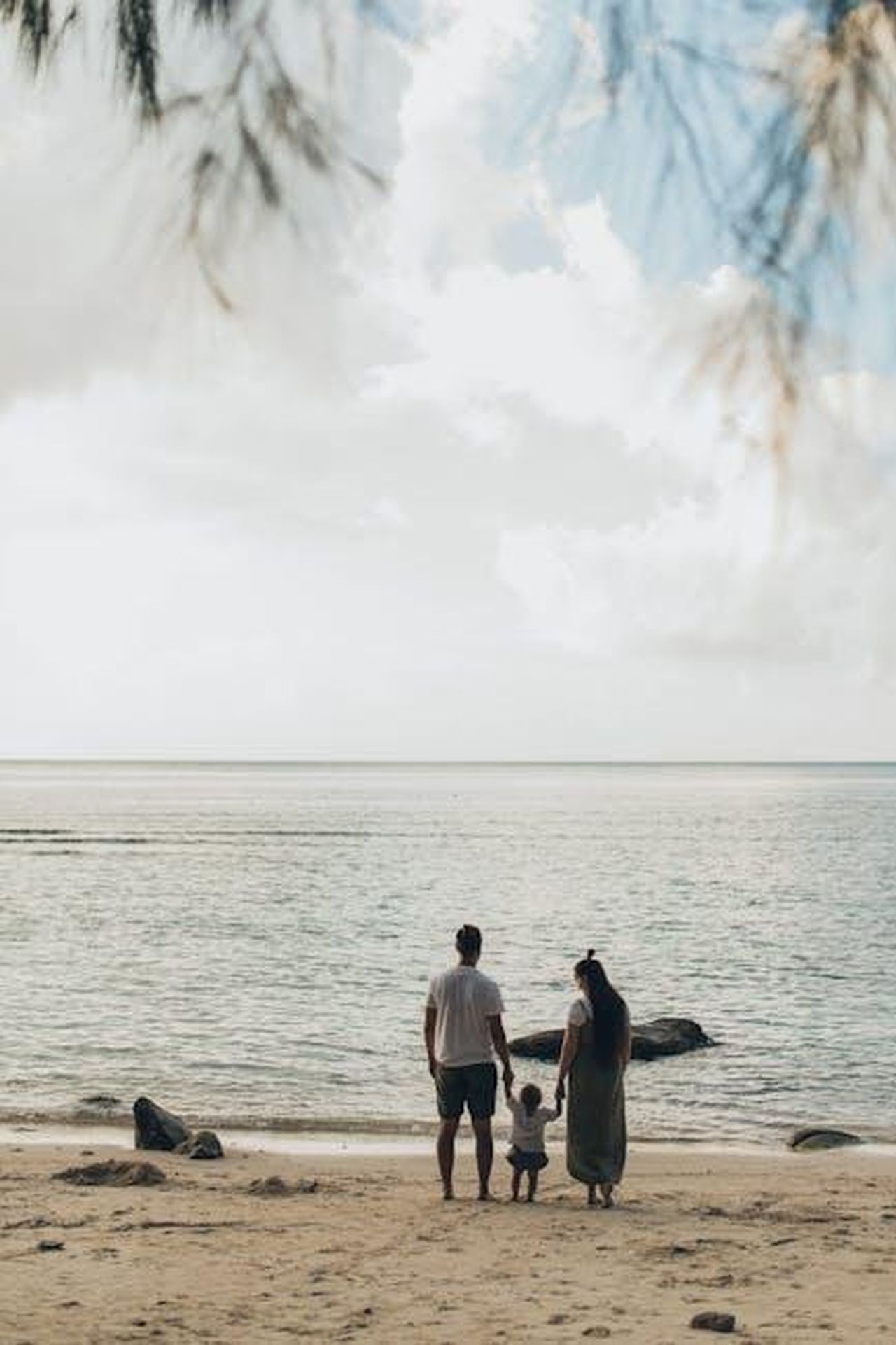 Miller__padre_di_due_figli_e_precedentemente_sposato_RVUFdCwBGP - Confidenze24 Source: Elina Sazonova - pexels - A family enjoys a tranquil day at the beach, highlighting togetherness and love.
