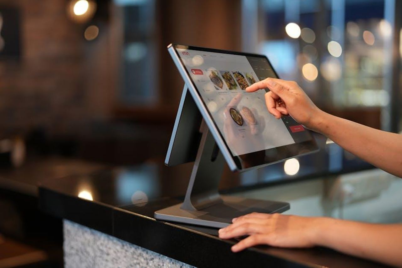 Miller_ha_fondato_Cali_Group_nel_2011_yI4gnRIUcr - Confidenze24 Source: iMin Technology - pexels - Close-up of a hand interacting with a touchscreen POS system in a restaurant setting.
