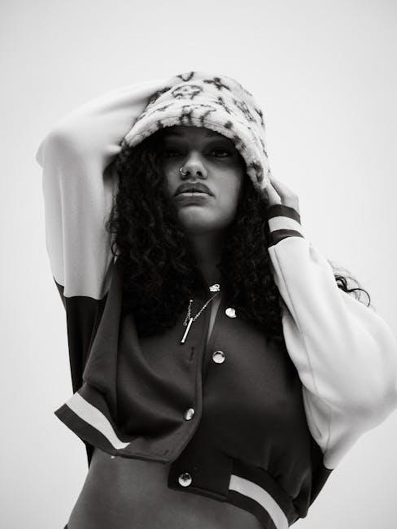 Millie_Bobby_Brown_e_il_suo_look_ispirato_agli_anni_90_6Vm3gSO4Rl - Confidenze24 Source: Sherman Trotz - pexels - Stylish black and white portrait of a woman in fashionable attire with a confident pose.