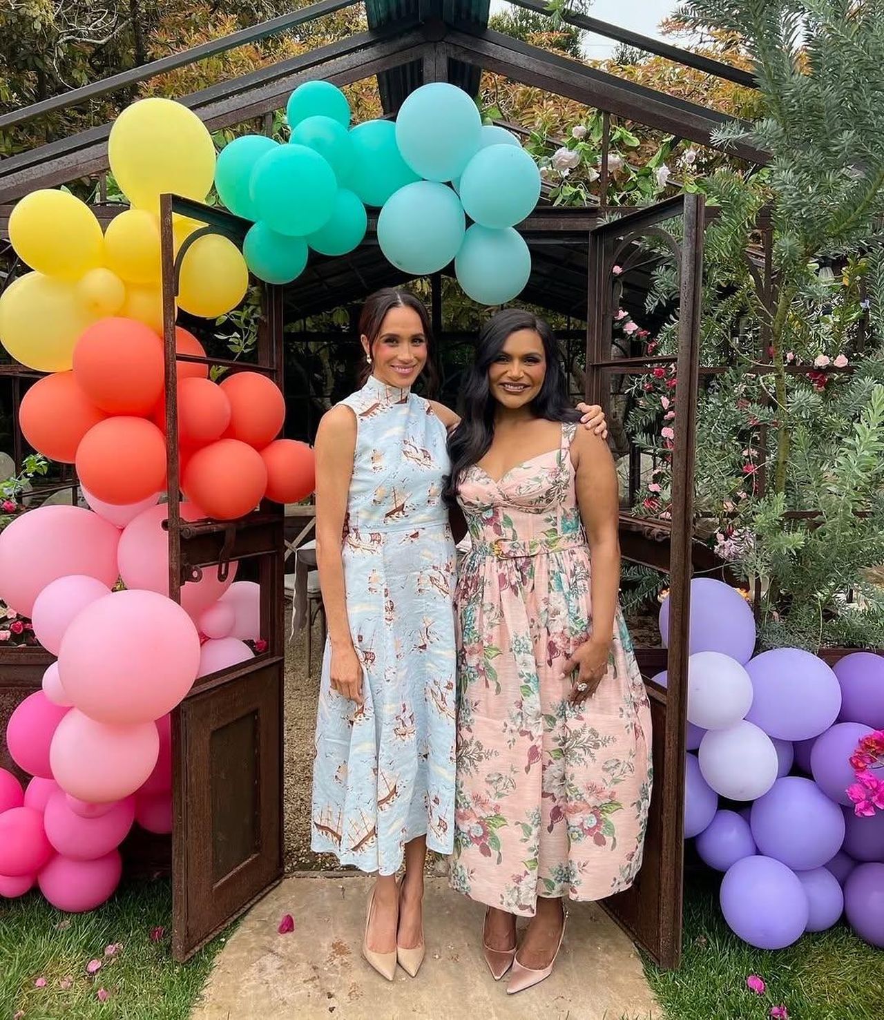Mindy_Kaling_parla_di_Meghan_Markle_6BLcPfSoRR - Confidenze24 Mindy Kaling parla di Meghan Markle Mindy Kaling e Meghan Markle