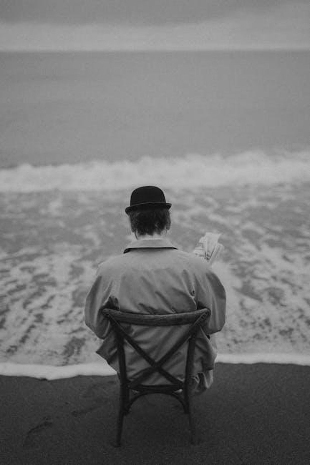 MoNique_Ha_Fatto_Pace_Con_Lee_Daniels_Ma__Ancora_Arrabbiata_Con_Oprah_E_Tyler_Perry_lJD1YMPiQt - Confidenze24 Source: Anastasia Shuraeva - pexels - A man in a hat reads a newspaper by the sea, evoking a sense of solitude and reflection.